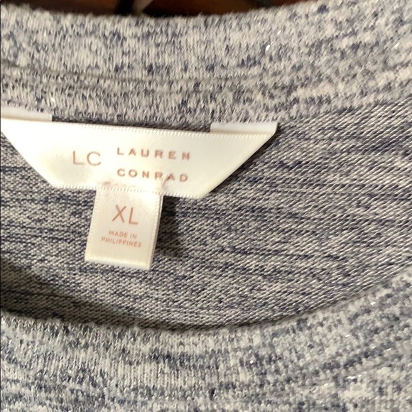 Long bell sleeve soft blouse - Picture 3 of 5